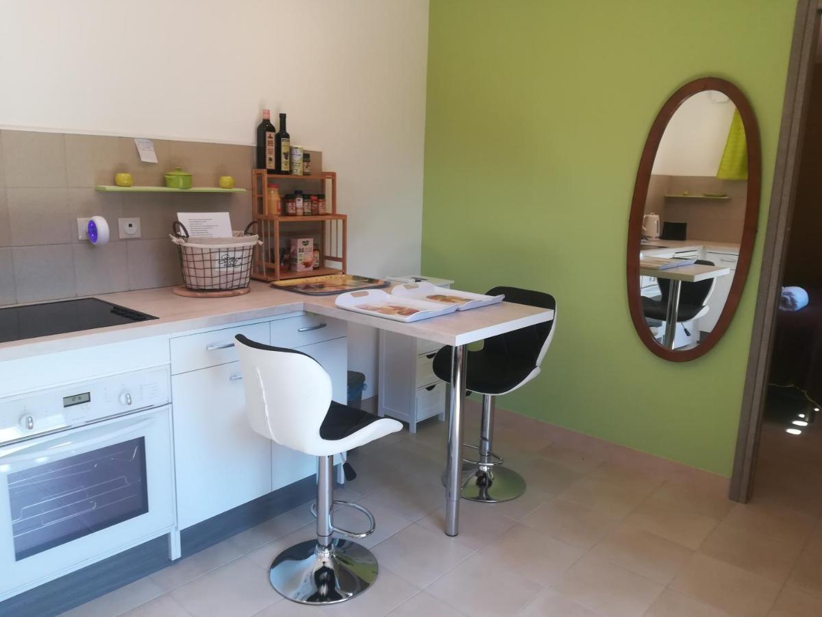 Appartement Avec Jacuzzi Hammam Sauna Privatise Au Rez De Chaussee Ds Maison A Voglans A 2 Kilometres Du Lac Du Bourget En Savoie Entre Chambery Et Aix Les Bains Cure Thermale ห้อง รูปภาพ