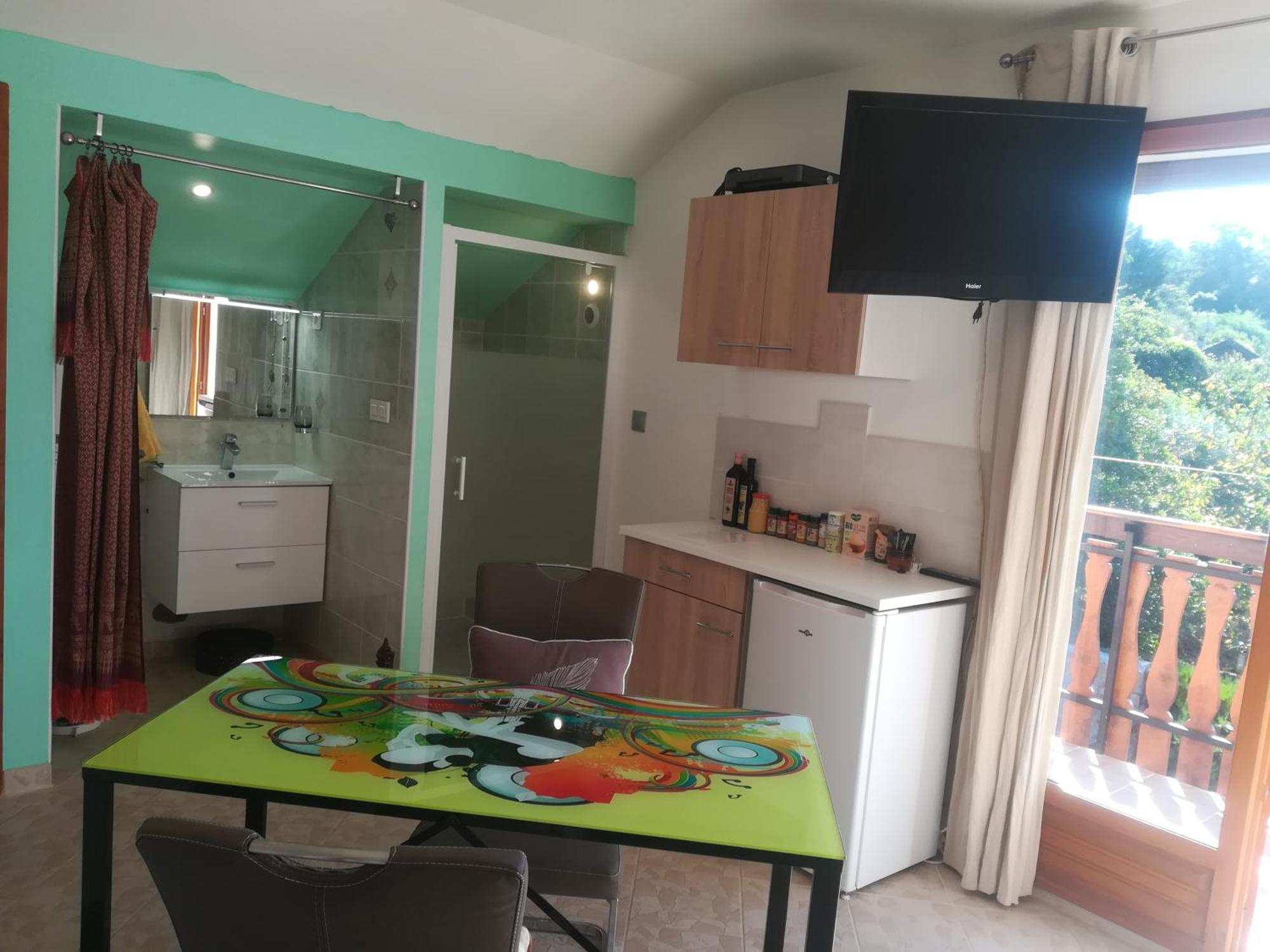 Appartement Avec Jacuzzi Hammam Sauna Privatise Au Rez De Chaussee Ds Maison A Voglans A 2 Kilometres Du Lac Du Bourget En Savoie Entre Chambery Et Aix Les Bains Cure Thermale ห้อง รูปภาพ