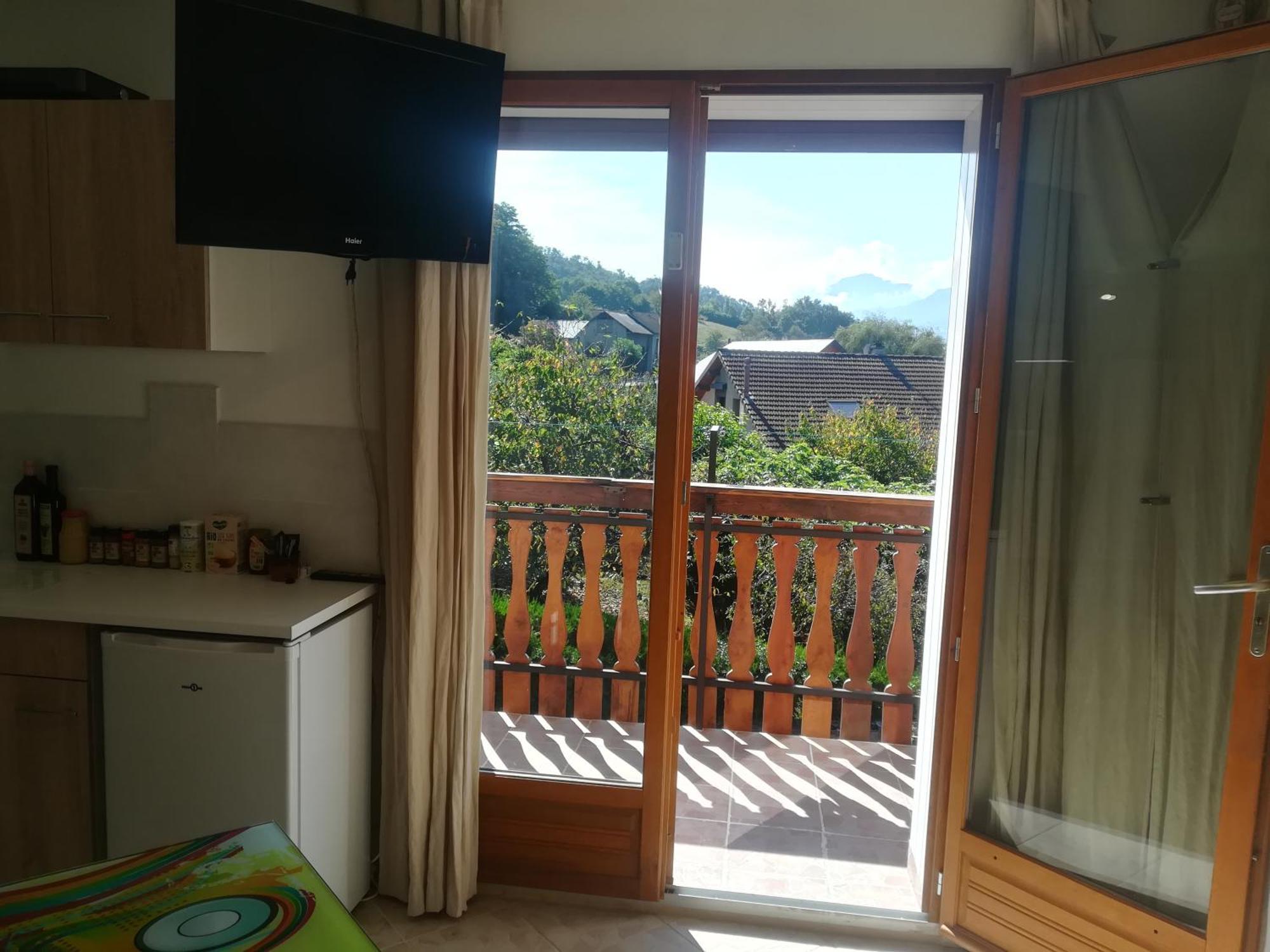 Appartement Avec Jacuzzi Hammam Sauna Privatise Au Rez De Chaussee Ds Maison A Voglans A 2 Kilometres Du Lac Du Bourget En Savoie Entre Chambery Et Aix Les Bains Cure Thermale ห้อง รูปภาพ